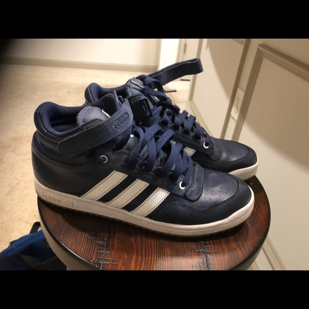 Men’s basketball sneakers